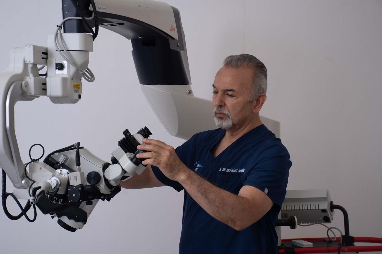 El Dr. Méndez con el microscopio quirúrgico